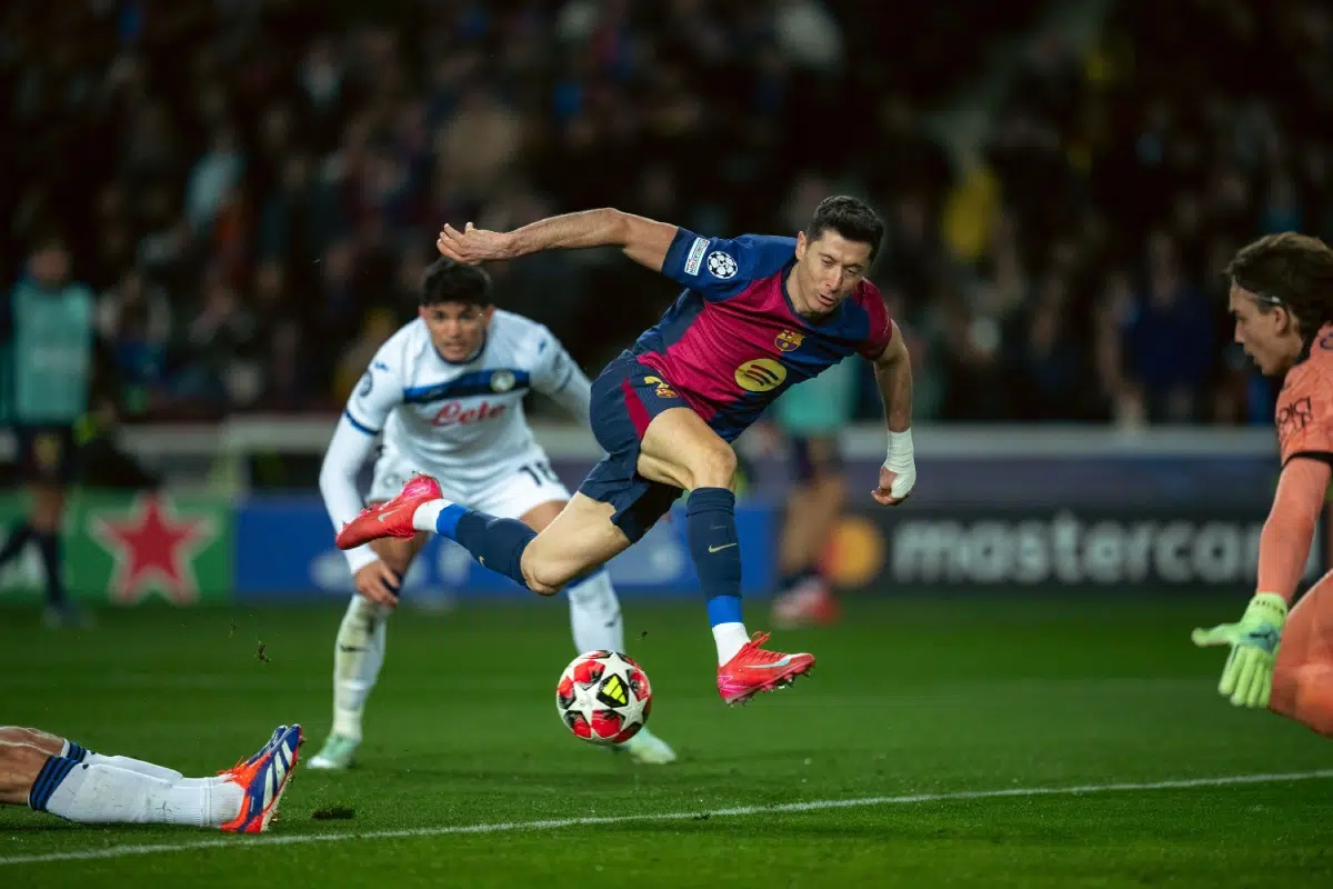 Robert Lewandowski scores during the Champions League match between Barcelona and Atlanta BC