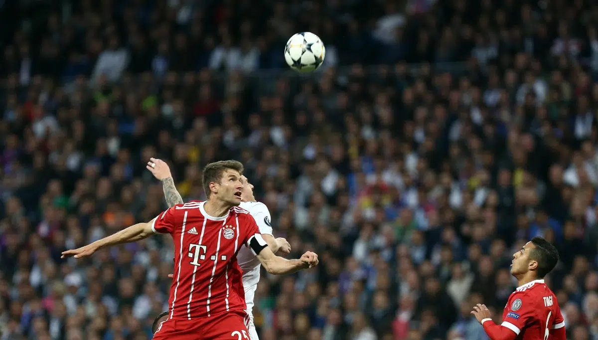 Thomas Muller competes for the ball with Toni Kroos during Real Madrid vs Bayern Munchen