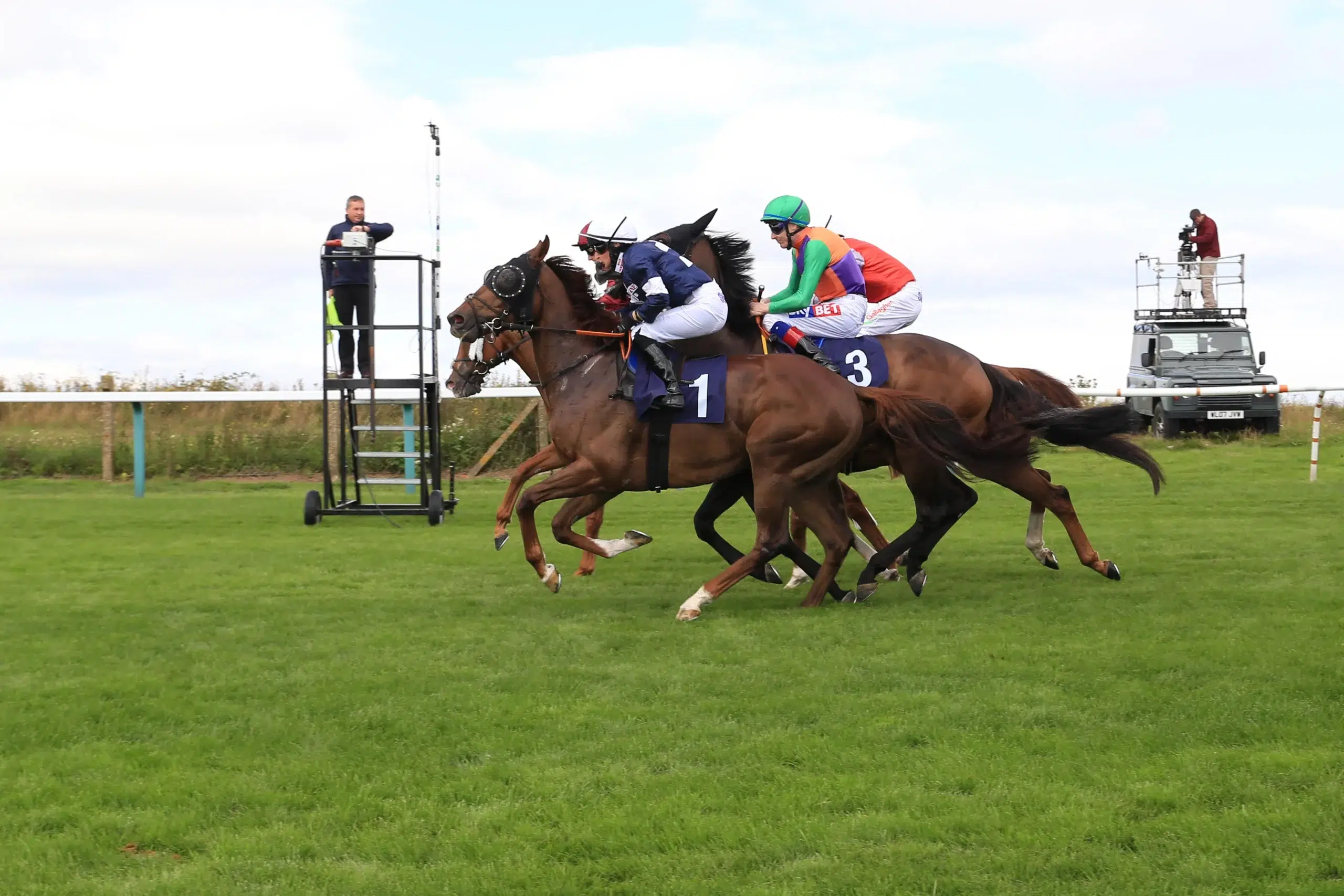 Horse Racing. And They're Off - Brighton races Route Mobile Handicap 10/8/17
