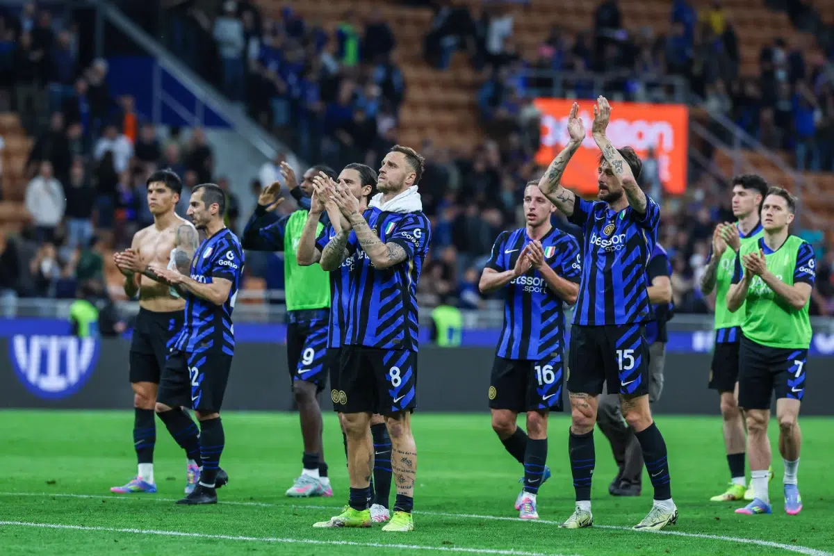 FC Internazionale players greets the fans at the end of the match during Serie A 2024/25 football match between FC Internazionale and Hellas Verona FC at San Siro