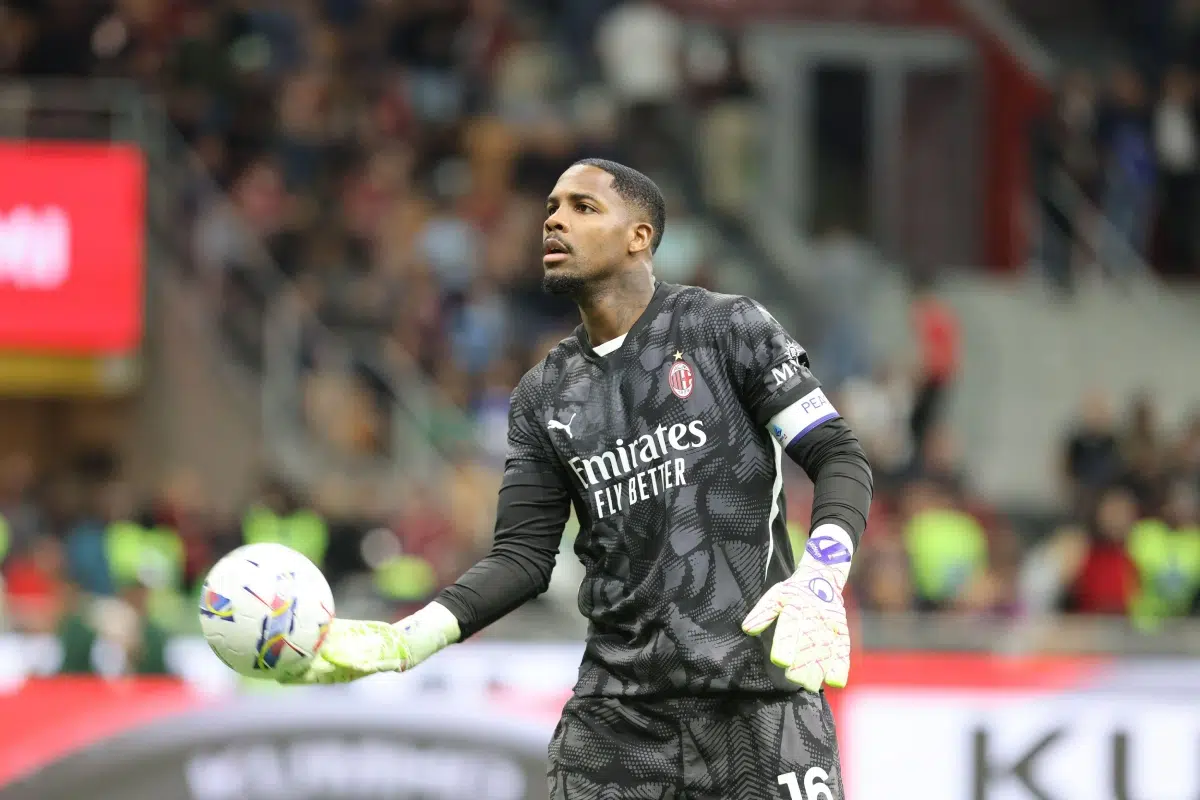 AC Milan's goalkeeper Mike Maignan in action during the Serie A Enilive 2024/2025 soccer match between Milan and Fiorentina