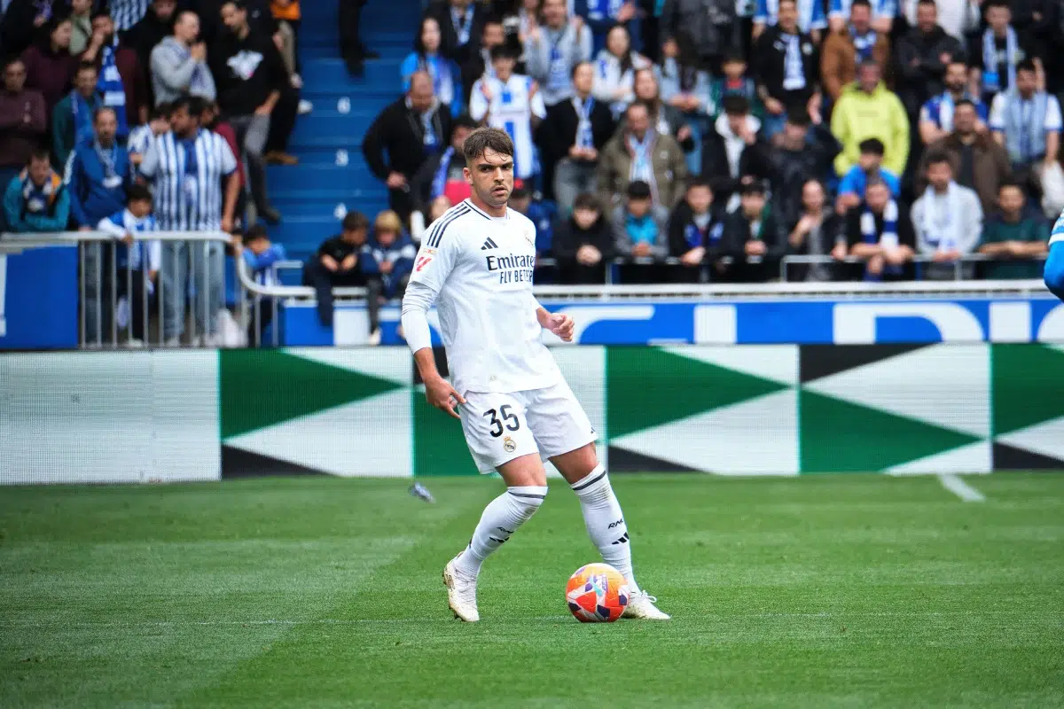 Raúl Asencio of Real Madrid controlling the ball in the Alavés vs Real Madrid match.
