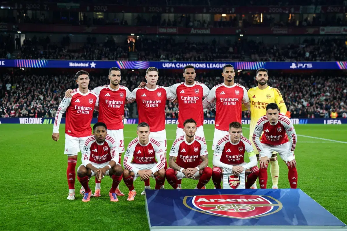 The Arsenal squad have a team photo before kick off during the UEFA Champions League match Arsenal vs Olympiakos FC