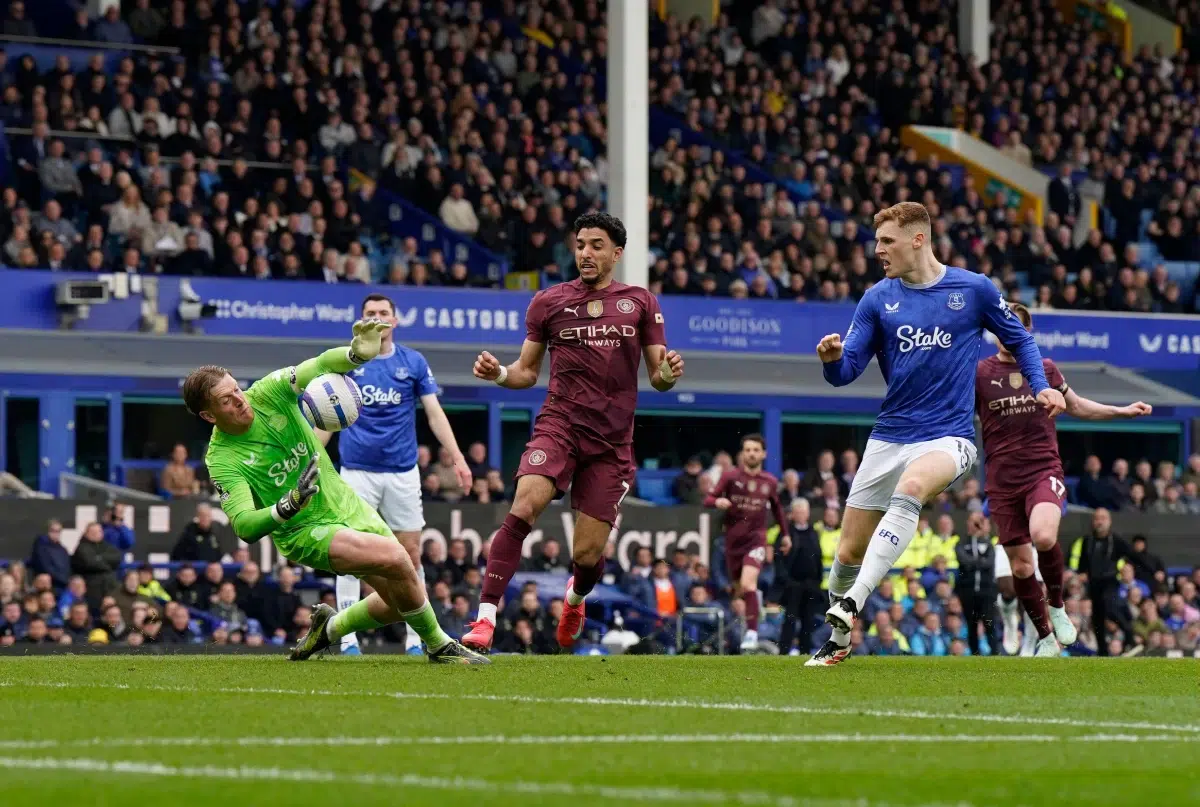 Jordan Pickford of Everton foils Omar Marmoush of Manchester City during the Premier League match, 2025