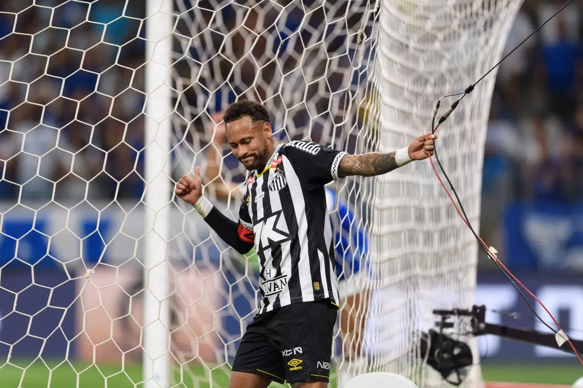 Neymar Junior reacts during the Campeonato Brasileiro match between Cruzeiro and Santos at Estadio do Mineirao