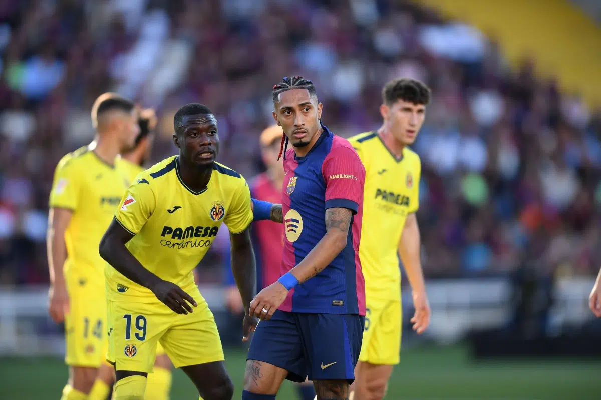 Pepe (19) of Villarreal CF and Raphina (11) of FC Barcelona, 2025