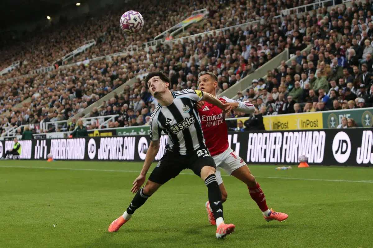 Tino Livramento Of Newcastle United is under pressure from Leandro Trossard of Arsenal during the Premier League match between Newcastle United and Arsenal, 28th September 2025